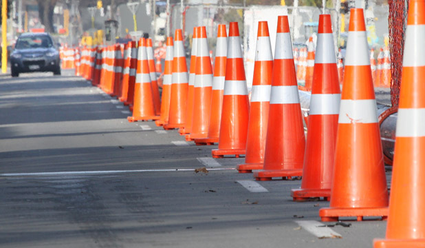Pentingnya Penggunaan Traffic Cone saat Bekerja di Luar Ruangan